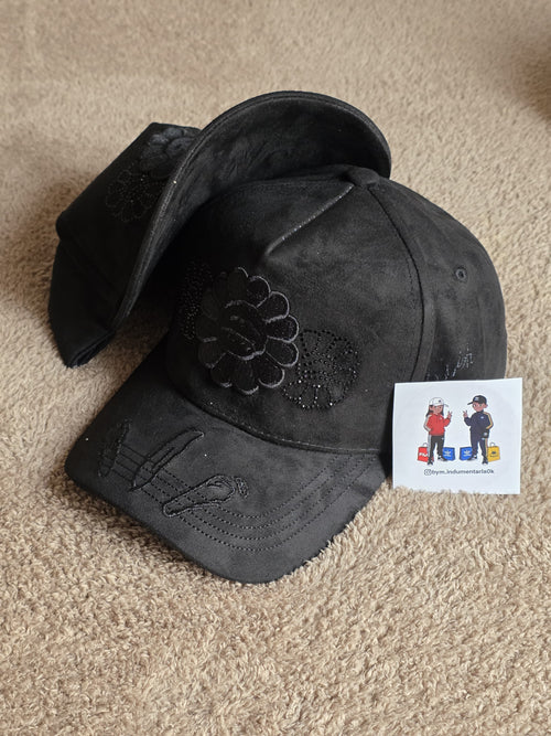 GORRA "INNEDIT" – EDICIÓN BLACK SUEDE FLORAL🌼