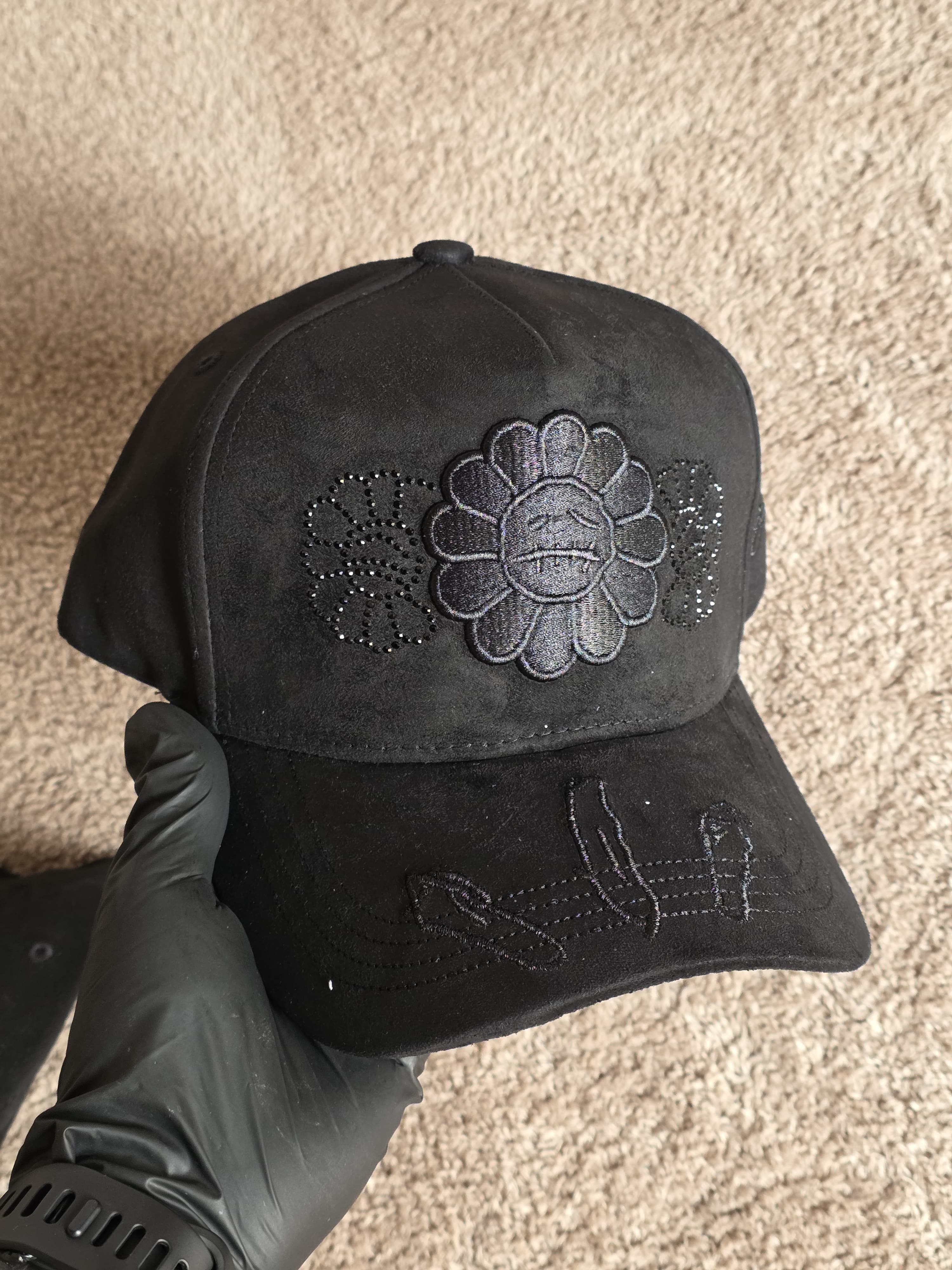 GORRA "INNEDIT" – EDICIÓN BLACK SUEDE FLORAL🌼