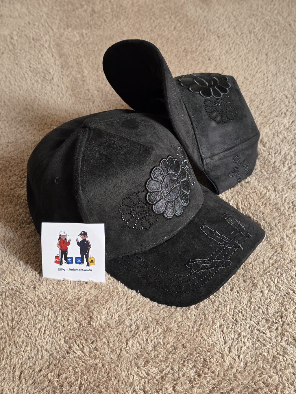 GORRA "INNEDIT" – EDICIÓN BLACK SUEDE FLORAL🌼