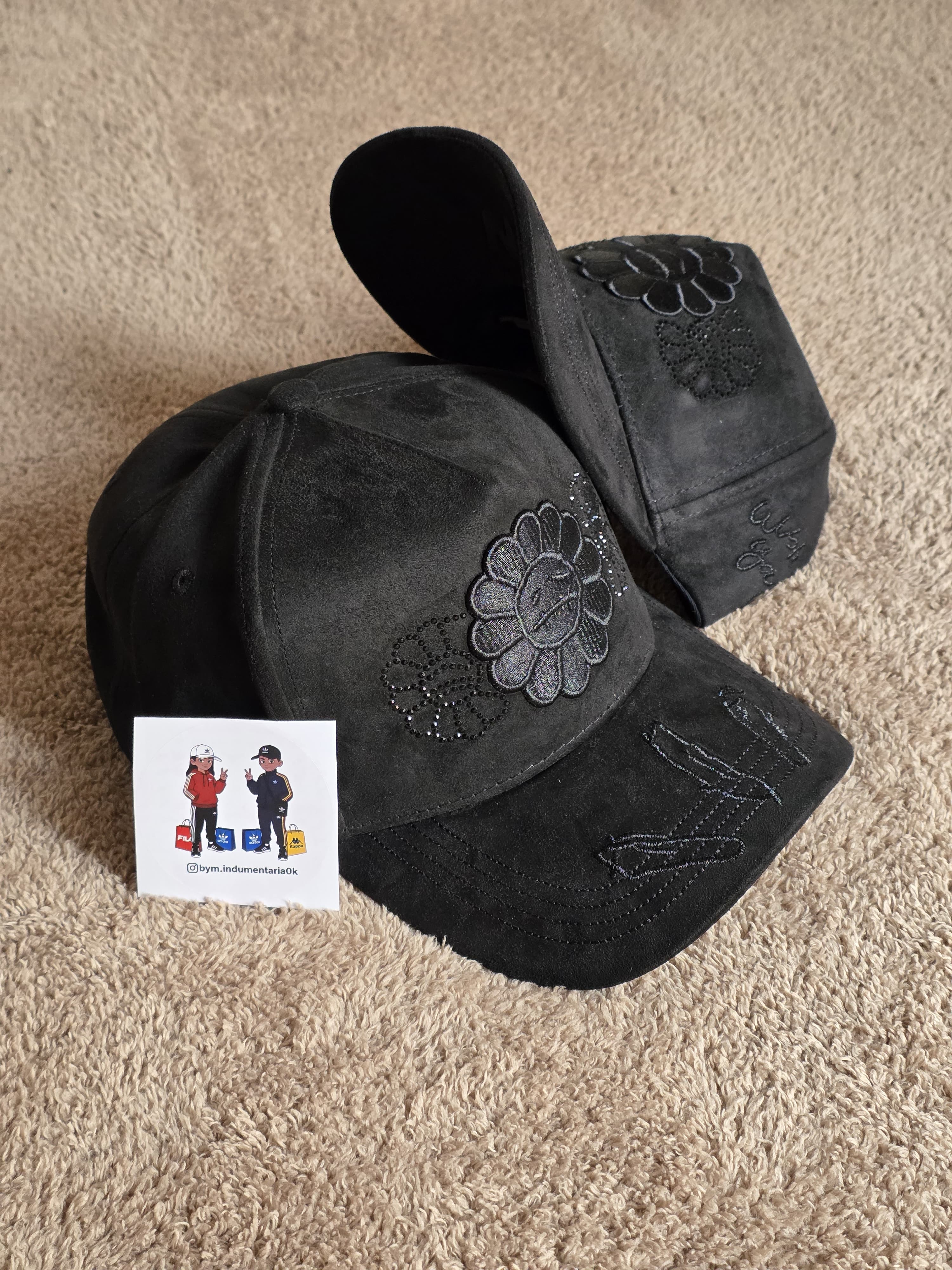 GORRA "INNEDIT" – EDICIÓN BLACK SUEDE FLORAL🌼
